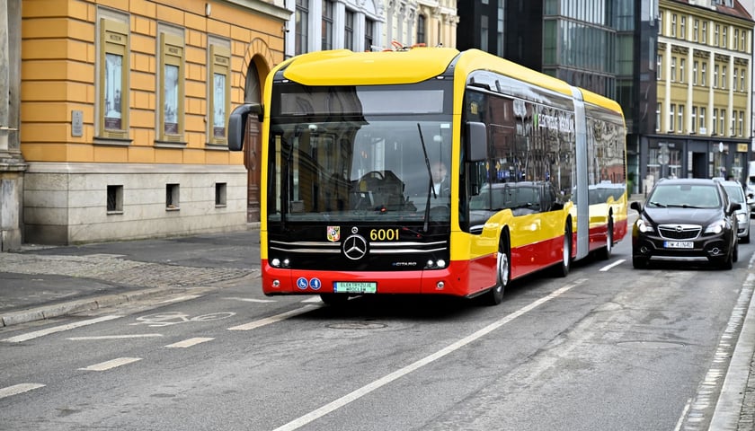 Powiększ obraz: Pierwszy autobus elektryczny we Wrocławiu.