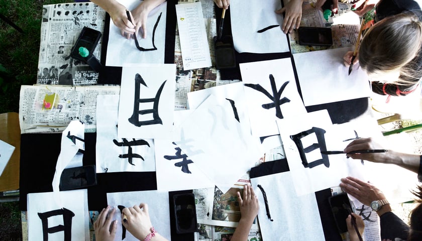 Powiększ obraz: Warsztaty kaligrafii, w których będzie można wziąć udział podczas dnia japońskiego w bibliotece
