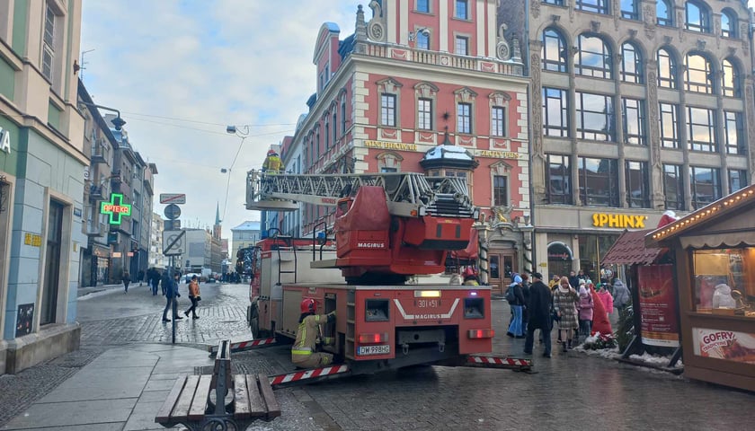 Powiększ obraz: Strażacy zostali wezwani do usuwania sopli na budynku w Rynku