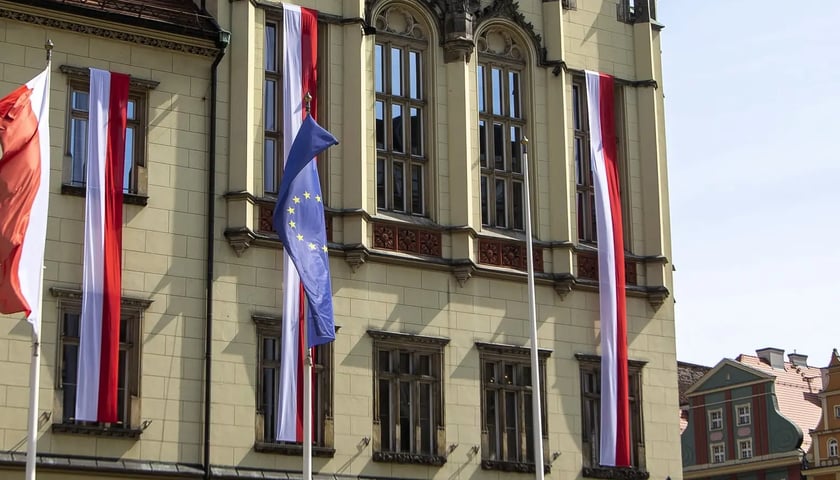Powiększ obraz: Flagi Polski i Unii Europejskiej przy wrocławskim Ratuszu