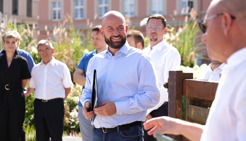 Powiększ obraz: Na zdjęciu prezydent Wrocławia Jacek Sutryk podczas festynu na osiedlu Ołtaszyn