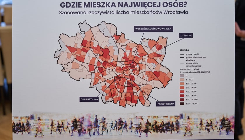 Powiększ obraz: <p>plansza przedstawiająca szacunkową rzeczywistą liczbę ludności w poszczególnych częściach Wrocławia</p>