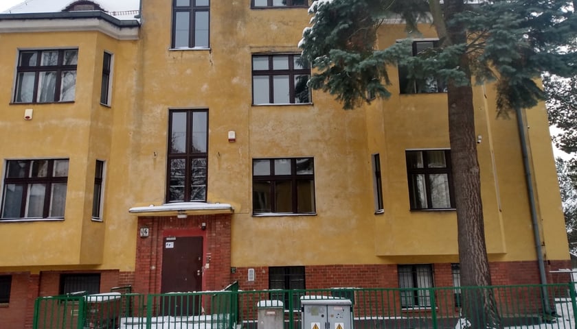 Powiększ obraz: front wilii na Biskupinie należącej do Agencji Mienia Wojskowego