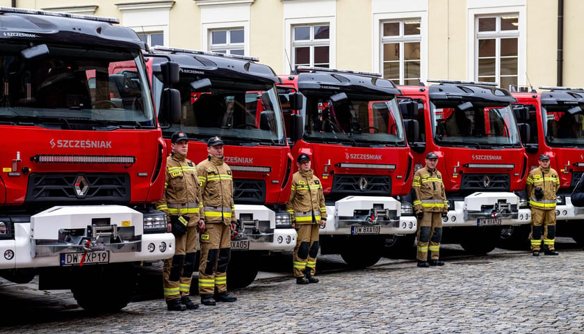 Powiększ obraz: Nowe wozy strażackie przekazane dolnośląskim jednostkom straży pożarnej 13 grudnia 2023