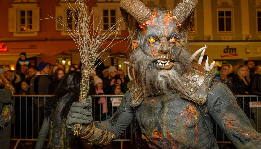 Powiększ obraz: Na zdjęciu Krampus, czyli zły brat bliźniak świętego Mikołaja w Austrii