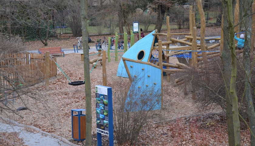 plac zabaw w parku Biskupińskim po przebudowie, grudzień 2023