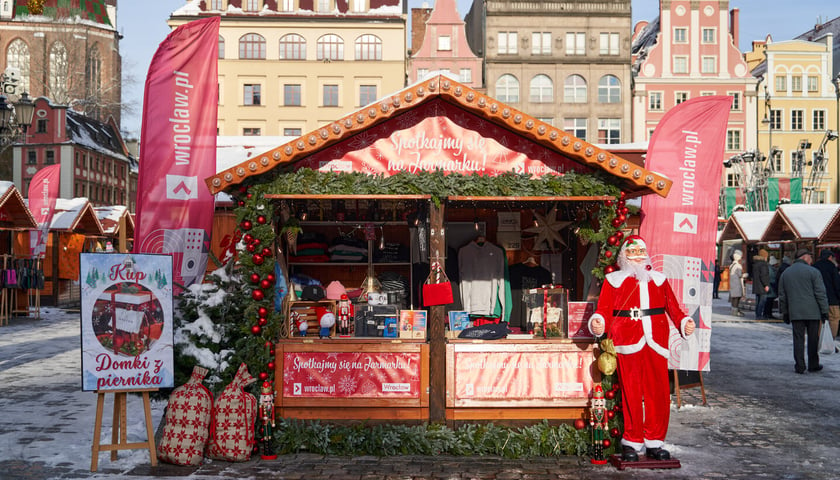 Powiększ obraz: Na Jarmarku Bożonarodzeniowym stanął domek miejski, gdzie kupimy pamiątki z Wrocławia