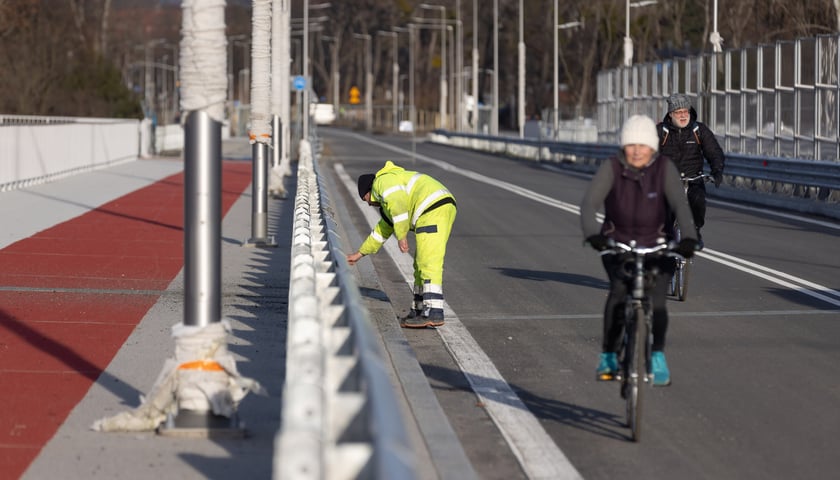 Powiększ obraz: Aleja Wielkiej Wyspy to 3,5 km droga wraz z mostami nad Oławą i Odrą. Koszt jej budowy: ponad 250 mln zł