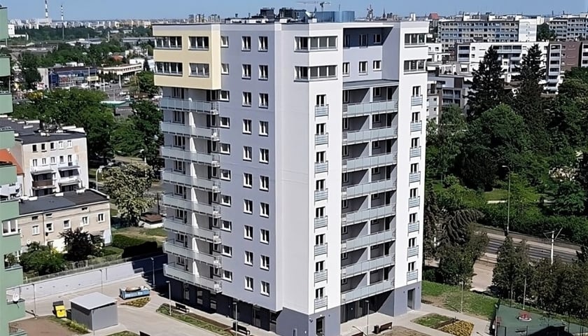Powiększ obraz: Blok mieszkalny przy ul. Grabiszyńskiej 309