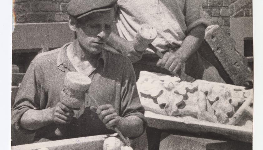 Kamieniarze wykuwający gzymsy dla wrocławskiego Ratusza, 1949