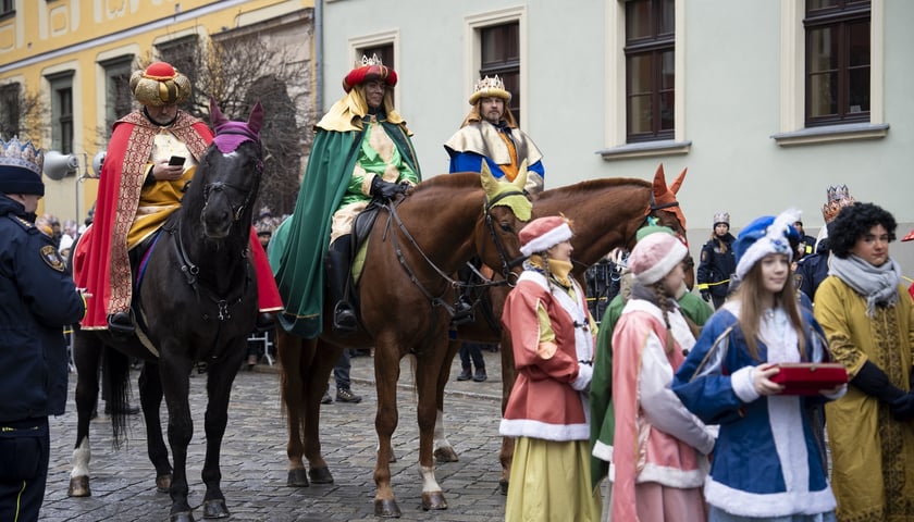 Powiększ obraz: <p>Jacek G&oacute;ral jako kr&oacute;l Melchior (pierwszy z prawej)&nbsp;</p>