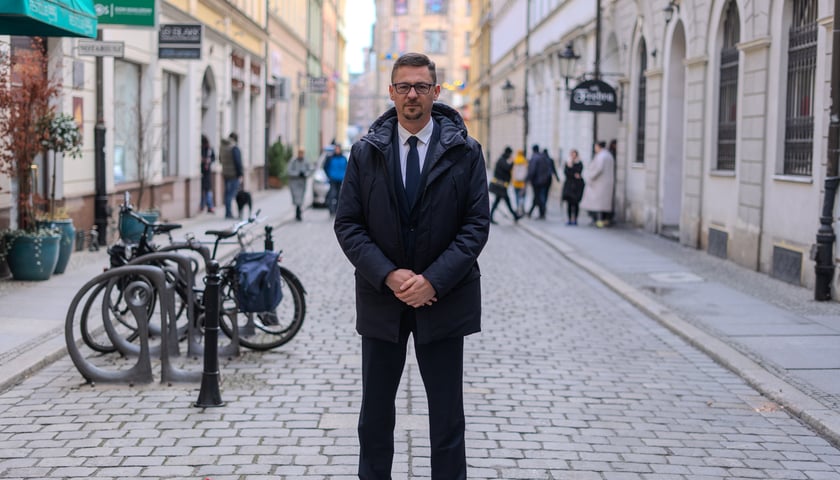 Powiększ obraz: Sergiusz Kmiecik - przewodniczący Rady Miejskiej Wrocławia zachęca do zostania ławnikiem