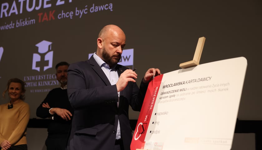 Powiększ obraz: Prezydent Jacek Sutryk podczas konferencji prasowej dotyczącej nowej kampanii społecznej