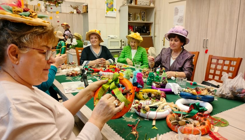 Powiększ obraz: Wrocławskie seniorki podczas świątecznych warsztatów rękodzielniczych