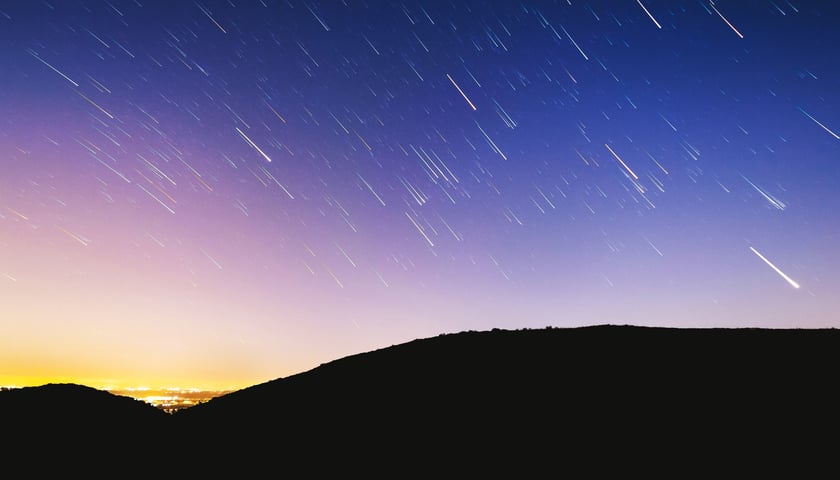 Powiększ obraz: Na zdjęciu góra Black Mountain w Kalifornii w USA z uchwyconym deszczem meteorów w tle.