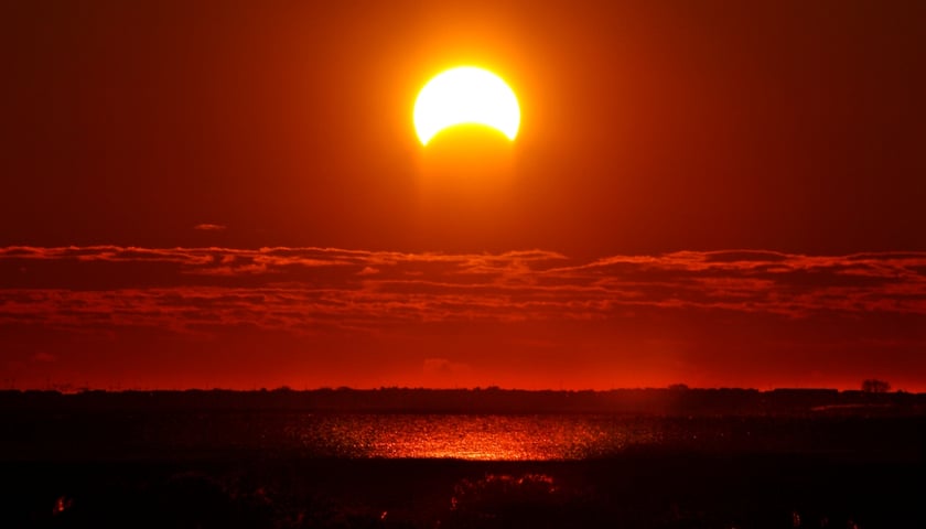 Powiększ obraz: Na zdjęciu częściowe zaćmienie Słońca.