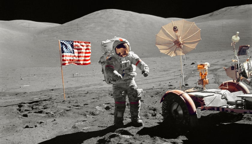 Powiększ obraz: Na zdjęciu astronauta Eugence A. Cernan spacerujący po Księżycu podczas misji Apollo.