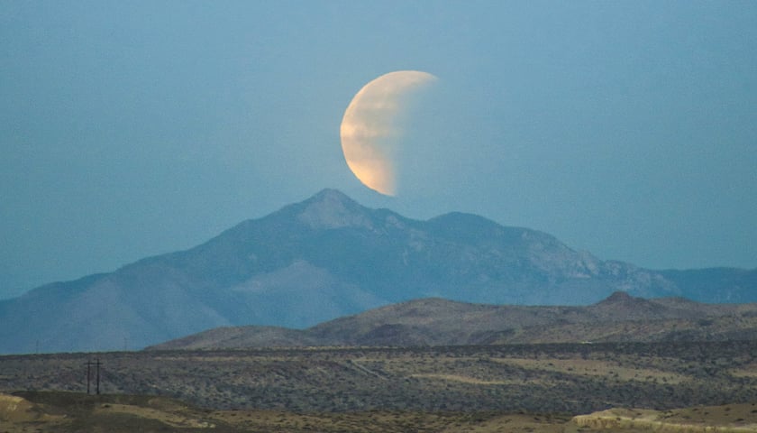 Powiększ obraz: Na zdjęciu zaćmienie Księżyca (zwane Krwawym Księżycem) widziane z rezerwatu narodowego na pustyni Trona Pinnacles w Kalifornii w USA.
