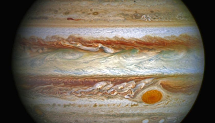 Powiększ obraz: Na zdjęciu Jowisz z widoczną zorzą polarną na biegunie.