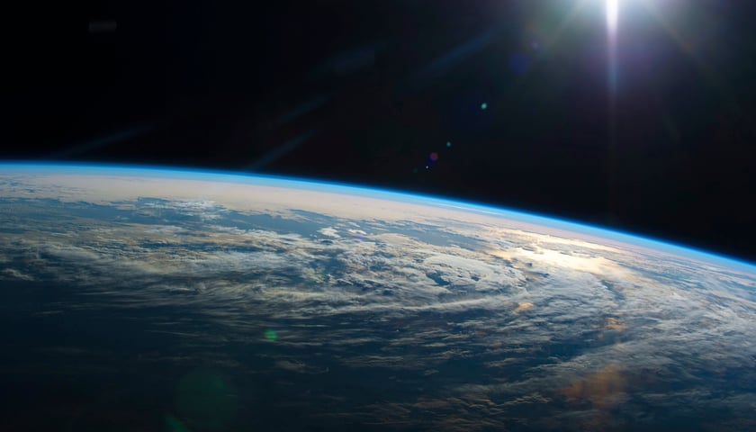 Powiększ obraz: Na zdęciu panorama Ziemi wykonana podczas 44 misji na Międzynarodowej Stacji Kosmicznej.