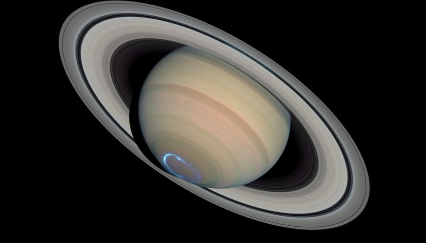 Powiększ obraz: Na zdjęciu Saturn z widoczną zorzą polarną na biegunie.