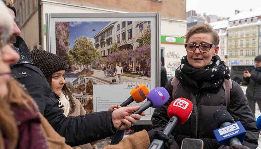 Powiększ obraz: Konferencja na temat rewitalizacji ul. Ruskiej. Monika Kozłowska-Święconek, dyrektorka Biura Zrównoważonej Mobilności