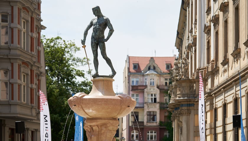 Powiększ obraz: <p>Pominik Szermierza ze szpadą </p>
