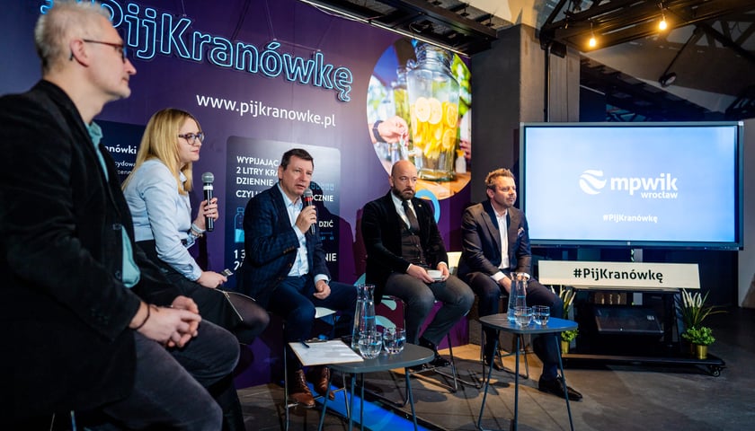 Powiększ obraz: <p>Konferencja prasowa "Pij kranówkę", Wrocław 17.01.2024</p>