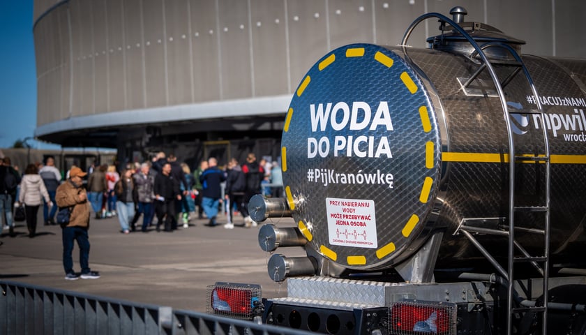 Powiększ obraz: <p>Cysterna z kranówką przy wrocławskim stadionie </p>