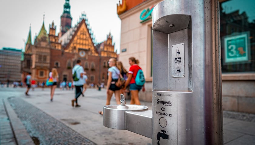 Powiększ obraz: <p>Zdrój uliczny z kranówką w pobliżu wrocławskiego rynku</p>