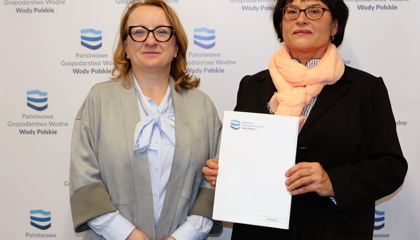 Powiększ obraz: Beata Głuchowska (po prawej) odebrała nominację od prezes RZGW Wody Polskie Joanny Kopczyńskiej