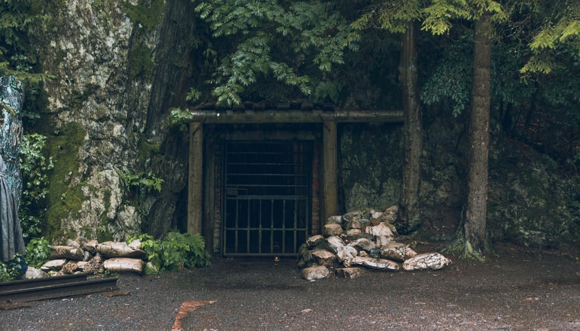 Powiększ obraz: Na zdjęciu wejście do podziemnego kompleksu Osówka.