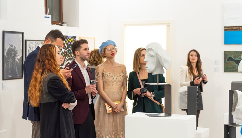 Powiększ obraz: Artyści z Wrocławia na wystawie podczas karnawału w Wenecji
