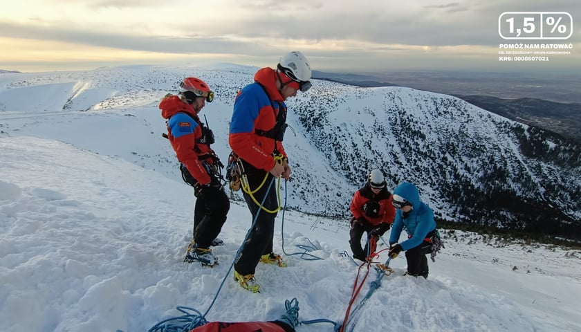 Powiększ obraz: Akcja GOPR po ześlizgnięciu się  Rynną Śmierci ze szczytu Śnieżki do Kotła Łomniczki dwóch turystów.