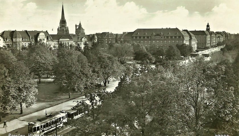 1937 , Obecny plac i ulica Powstańców Śląskich, tramwaj jedzie przez środek placu (a nie dookoła), zatem zdjęcie zrobione nie wcześniej niż w 1937