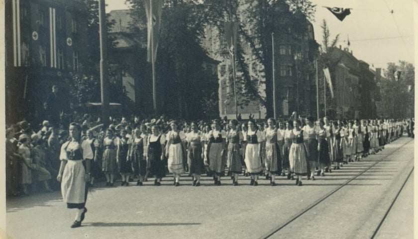 1937 , Ulica Powstańców Śląskich między Swobodną i Zaolziańską w czasie zjazdu śpiewaczego w 1937 roku.