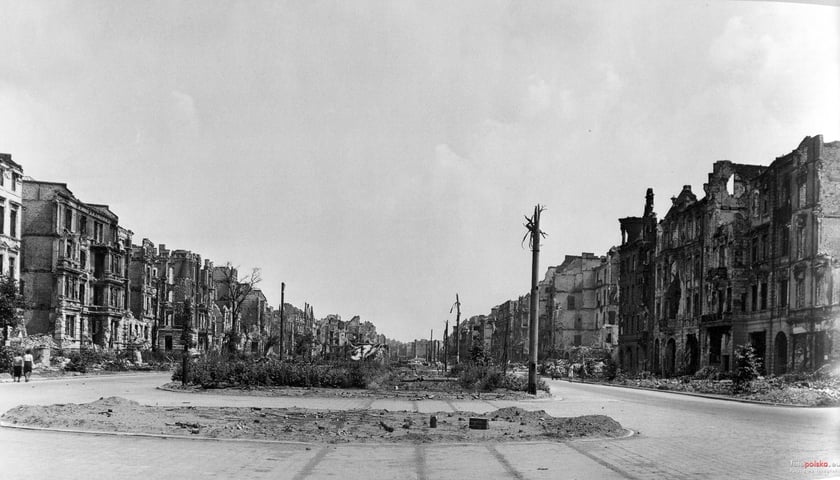 1945 , Skrzyżowanie ulicy Powstańców Śląskich z ulicą Lubuską.