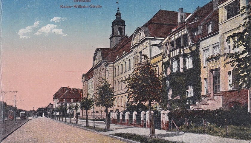 Lata 1915-1920 , ulica Powstańców Śląskich, widok w kierunku placu od południa.