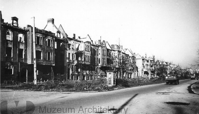 Lata 1945-1947 , Skrzyżowanie Powstańców Śląskich i Sokolej po uprzątnięciu barykad. Widok w stronę centrum.