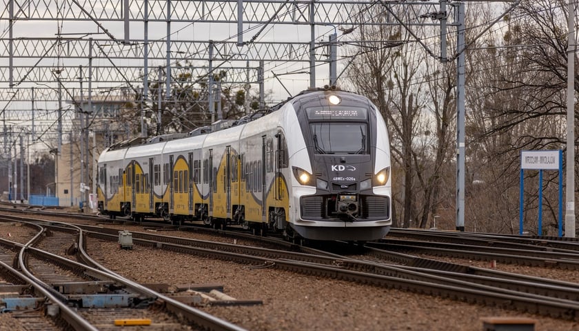 Powiększ obraz: Na zdjęciu pociąg Kolei Dolnośląskich na torach w pobliżu stacji Wrocław - Mikołajów