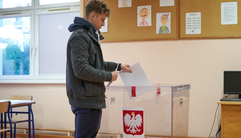 Powiększ obraz: Wybory parlamentarne, głosowanie we Wrocławiu. Zdjęcie ilustracyjne