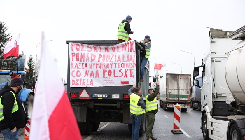 Powiększ obraz: <p>Rolnicy blokujący aleję Jana III Sobieskiego we Wrocławiu (poranek 12 lutego 2024) </p>