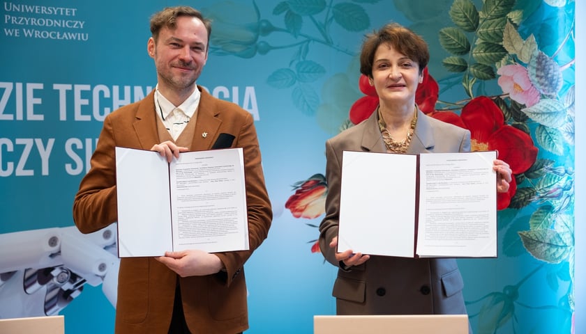 Powiększ obraz: Uroczystość podpisania porozumienia pomiędzy Zespołem Szkół nr 3 a Uniwersytetem Przyrodniczym we Wrocławiu