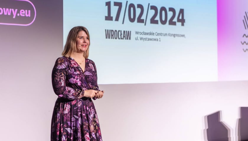 Powiększ obraz: <p>Konferencja &bdquo;Otwarte głowy&rdquo; we Wrocławskim Centrum Kongresowym &ndash; statystyczka, blogerka, influencerka Janina Bąk</p>