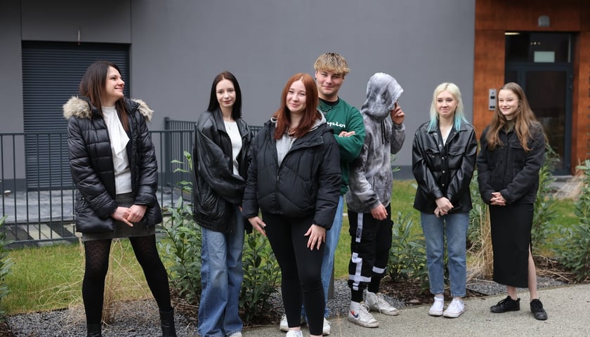 Powiększ obraz: Młodzi ludzie wychowani w pieczy zastępczej wprowadzili się do mieszkań na wrocławskim Szczepinie