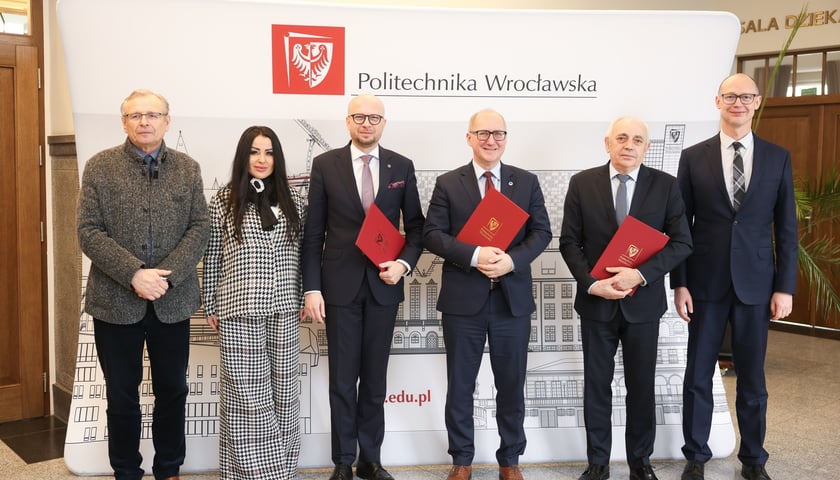 Powiększ obraz: <p><span style="font-size: 11.0pt; line-height: 107%; font-family: 'Calibri',sans-serif; mso-ascii-theme-font: minor-latin; mso-fareast-font-family: Calibri; mso-fareast-theme-font: minor-latin; mso-hansi-theme-font: minor-latin; mso-bidi-font-family: 'Times New Roman'; mso-bidi-theme-font: minor-bidi; mso-ansi-language: PL; mso-fareast-language: EN-US; mso-bidi-language: AR-SA;"><span style="font-size: 11pt;">Od lewej: prof. Dariusz Łydżba, prorektor ds. Współpracy; Katarzyna Skowron, dyrektorka Centrum Innowacji i Biznesu; </span><span style="font-size: 11pt;">Jakub Mazur, wiceprezydent Wrocławia; </span>prof. Tadeusz Więckowski, były rektor Politechniki Wrocławskiej; </span><span style="font-family: Calibri, sans-serif; font-size: 11pt;">prof. Arkadiusz Wójs, rektor Politechniki Wrocławskiej; </span><span style="font-family: Calibri, sans-serif; font-size: 11pt;">Tomasz Janoś, dyrektor Wrocławskiego Centrum Akademickiego</span></p>