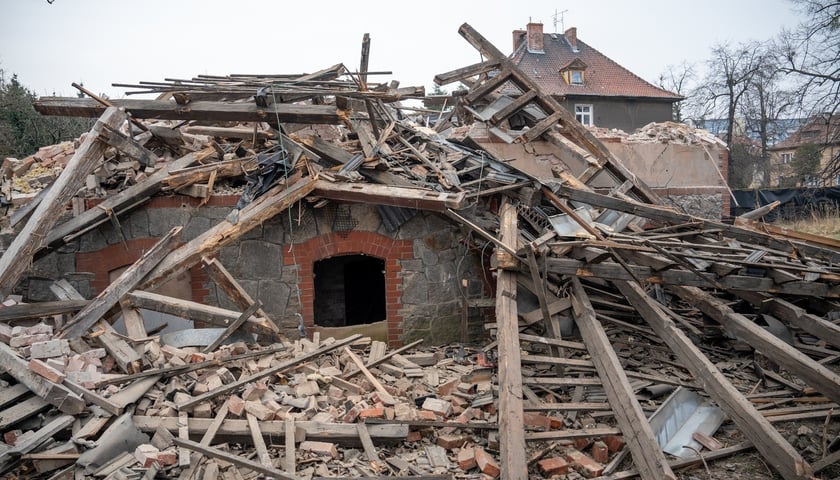 Powiększ obraz: Zniszczony budynek przy al. Kasprowicza we Wrocławiu