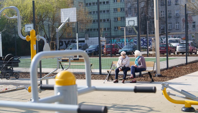 Wyremontowane w ostatnim czasie podwórko pomiędzy ulicami: Benedyktyńską, Górnickiego, Sienkiewicza, Sępa-Szarzyńskiego.