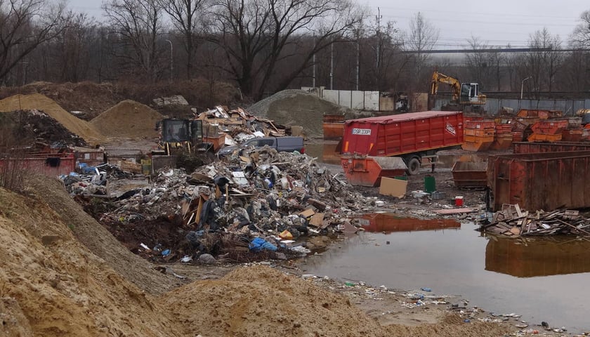 Powiększ obraz: <p>Nielegalne składowisko odpad&oacute;w przy ul. Szczecińskiej</p>