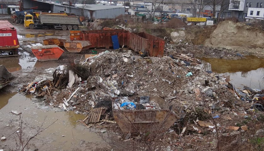 Powiększ obraz: <p>Nielegalne składowisko odpad&oacute;w przy ul. Szczecińskiej</p>